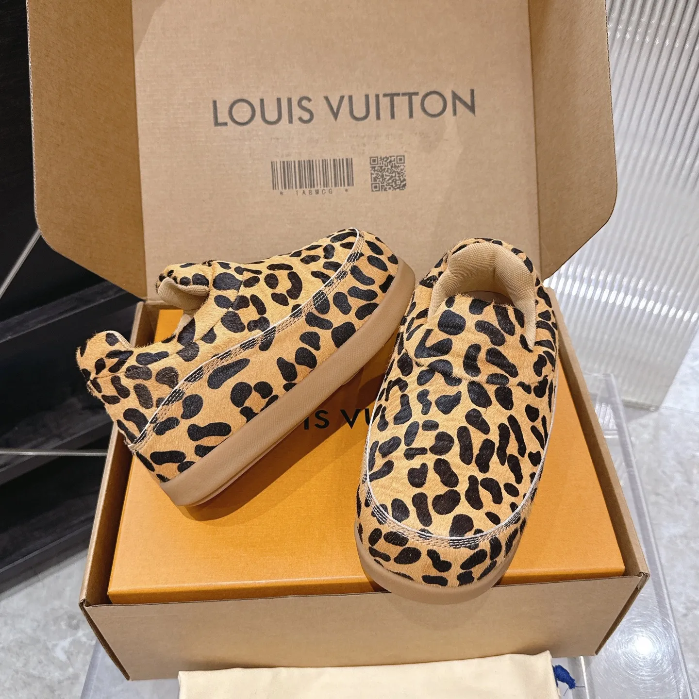 [L Family] P: 740💰 Couple model, size: women 35-41 (customized at 41 for women), 39-46 for men (customized at 45.46) The 2025 iteration of this Time Out sneaker, couple model, LV co-branded nigo, donkey brand, Louis Vuitton, ugly, cute😍Many Internet celebrities have shown off their feet, a classic and versatile item. Fabric: Imported high mercerized cow suede. Lining: high-grade elastic mesh, outsole: original molded outsole, palm print rubber outsole with hidden L letter and Monongram flower.